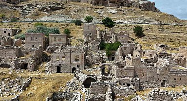 Sular çekildi, mahalle ortaya çıktı