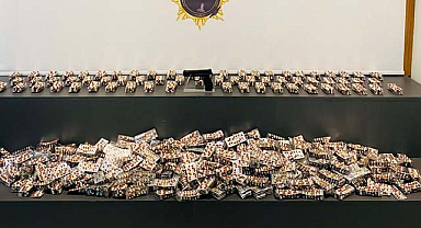 Tekkeköy'de binlerce ecza ve silah ele geçirildi