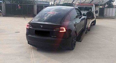 Tesla ile attığı drift pahalıya patladı