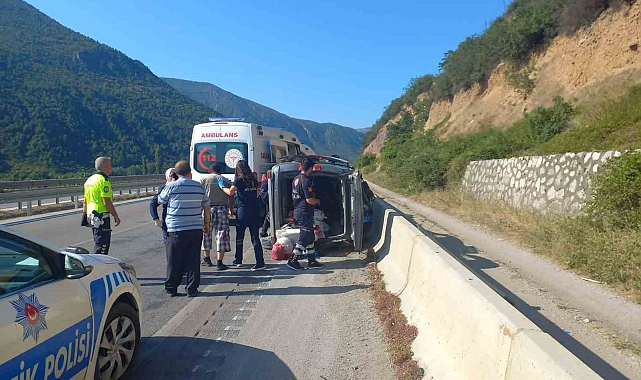 Ticari araç beton bariyere çarptı: 3 yaralı