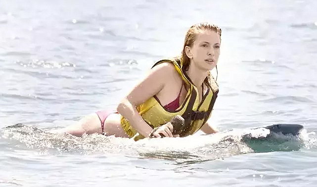 Yasemin Allen, Bodrum'da sörf keyfinde