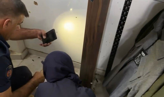 Yavru kedi mahsur kaldı, annesi kurtarılmasını bekledi