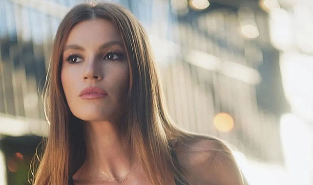 Yüsra Geyik bikinili pozlarıyla sosyal medyayı salladı