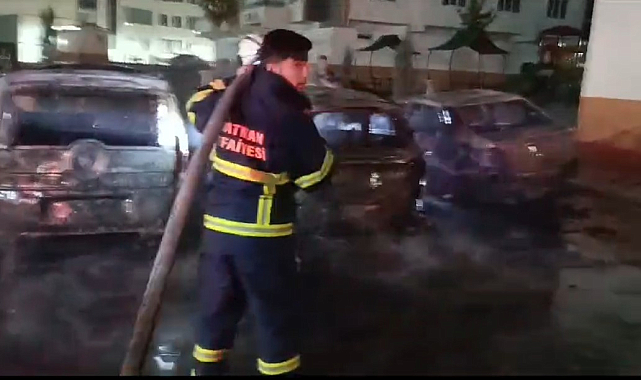 Bir sitenin bahçesinde park halindeki 3 araç yandı