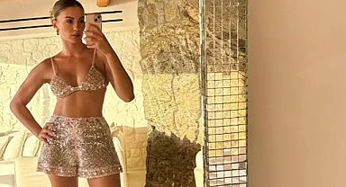 Burcu Özberk, parıltılı bikinisiyle beğeni aldı