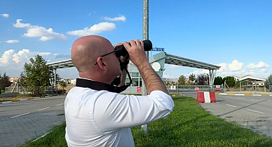 CHP'li Milletvekili Serkan Sarı dürbünle havaalanının önünde uçak bekledi