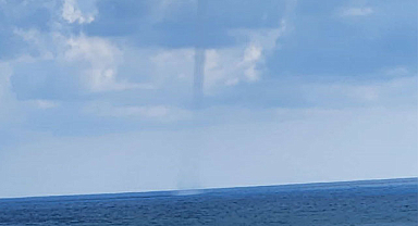 Denizde hortum oluştu, şimşekler geceyi aydınlattı