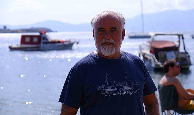 Denizde yüzen kişinin göbeğine martı kondu