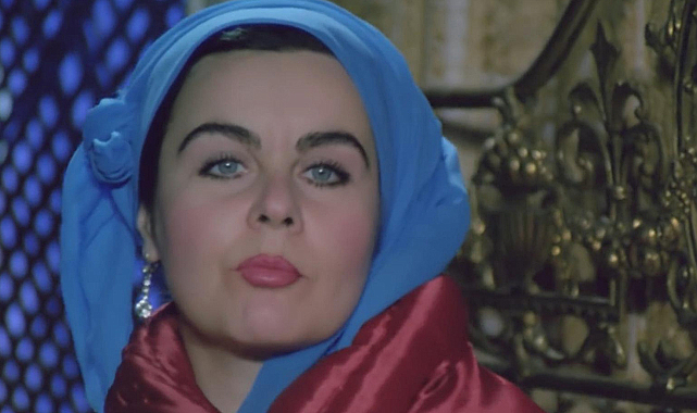 Fatma Girik, erkek kılığında geneleve gitti 