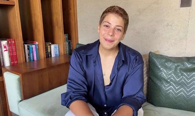 Ferah Zeydan sahneden düştü! Konsere devam etti