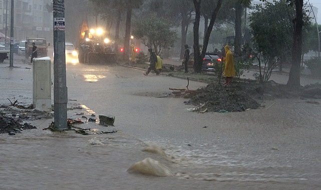 Giresun'da sağanak yağış hayatı felç etti