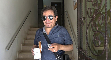 Görme engelli Seyfi Duru evini uzaktan kumandalı zille buluyor