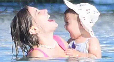 Hazal Kaya kızıyla kahkahalara boğuldu