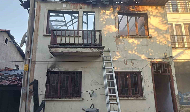 İki katlı ahşap ev alev alev yandı