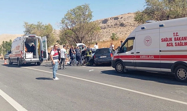 İki otomobil çarpıştı: 12 yaralı