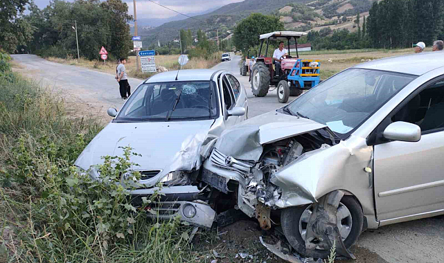 İki otomobil kafa kafaya çarpıştı: 2'si çocuk 5 yaralı