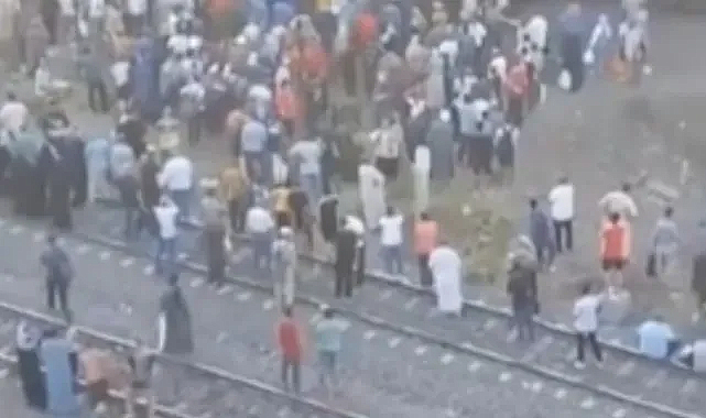 İki yolcu treni çarpıştı! Ölü ve yaralılar mevcut