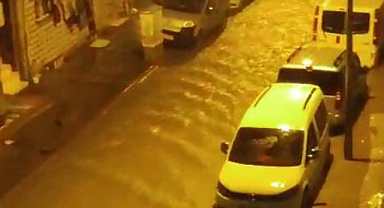 İstanbul’da sağanak yağış yolları dereye çevirdi