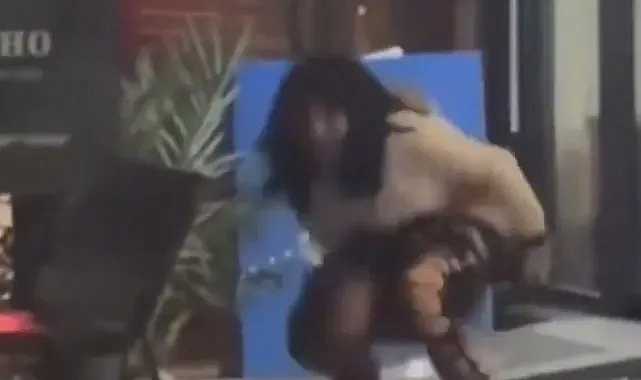 İzmir’de bir kadın sokak ortasına tuvaletini yaptı! 