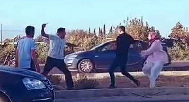 Öfkeli otobüs şoförü araç sürücüsüne bıçaklı saldırdı