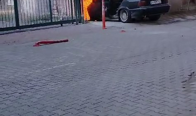 Park halindeki otomobil alevlere teslim oldu