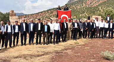 PKK'lı teröristler tarafından katledilen yakınlarını Türk bayrağı ile andı