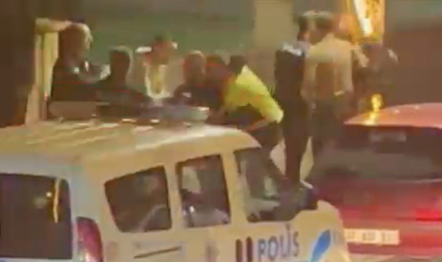 Polis ekiplerine silah çektiler