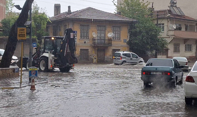 Samsun Bafra'da caddeler göle döndü