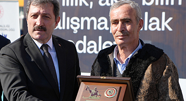 Samsun'da 50 yıllık demirci yılın ahisi seçildi