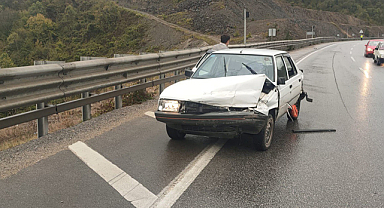 Samsun'da direksiyon hakimiyetini kaybetti, bariyerlere çarptı! 3 yaralı