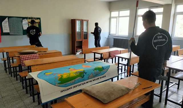 Samsun’da fabrika çalışanları gönüllü olarak okul boyadı