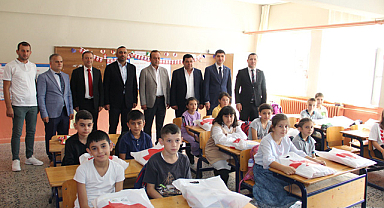 Samsun’da hayırseverlerden bin 850 öğrenciye kırtasiye desteği