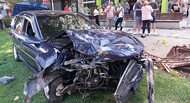 Samsun'da otomobil bankta oynayan çocukların bulunduğu yere çarptı! 2 yaralı