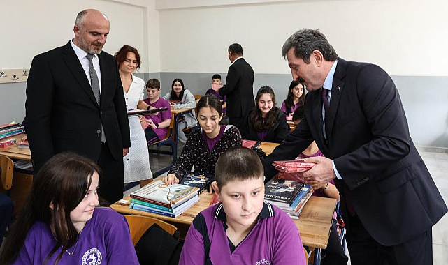 Samsun Valisi Orhan Tavlı, yeni eğitim yılında öğrencilere kitap dağıttı