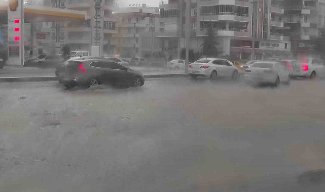Şanlıurfa'da sağanak yağış etkili oldu, yollar göle döndü
