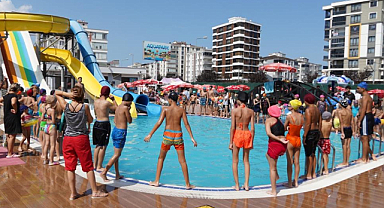 Serhat Türkel'den çocuklara havuz jesti