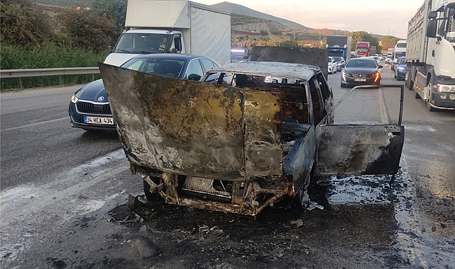 Seyir halindeki otomobil alev aldı