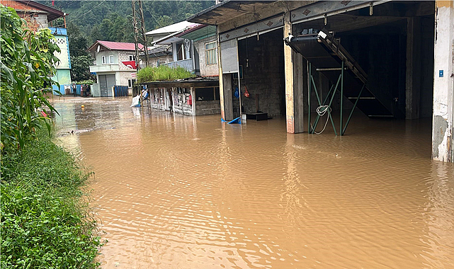 Şiddetli yağış, Rize'yi vurdu