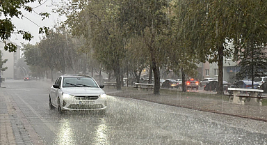 Şiddetli yağmur hayatı olumsuz etkiledi