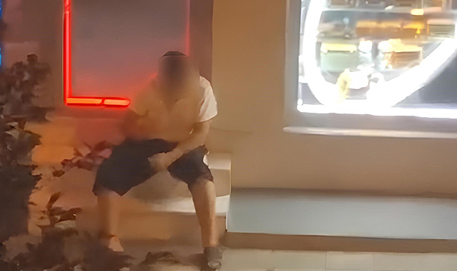 Sokak ortasında mastürbasyon yaparken yakalandı