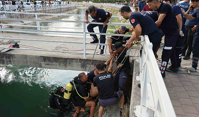Sulama kanalında boğulan gencin çıkartılmasını film gibi izlediler
