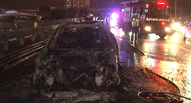 TEM Otoyolu'nda otomobil yanarak küle döndü