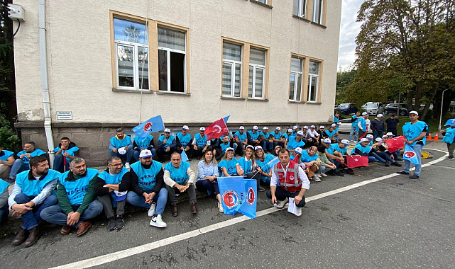 TES-İŞ üyelerinden oturma eylemi