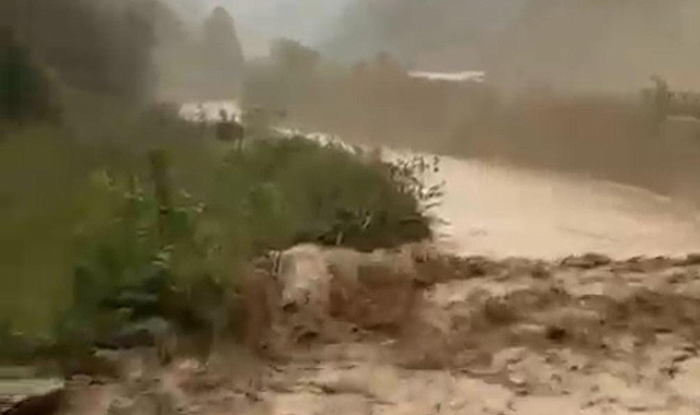 Trabzon'da şiddetli yağışlar 3 ilçede hayatı durma noktasına getirdi