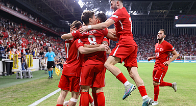 Türkiye İzlanda karşısında 2-1 öne geçti