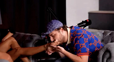 Ünlü içerik üreticileri, Didem Soydan'ın ayaklarını öpüp, ayakkabısından viski içtiler!