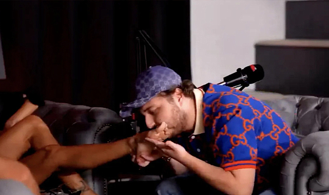 Ünlü içerik üreticileri, Didem Soydan'ın ayaklarını öpüp, ayakkabısından viski içtiler!