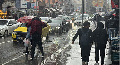 Zonguldak'ta vatandaş yağmura hazırlıksız yakalandı