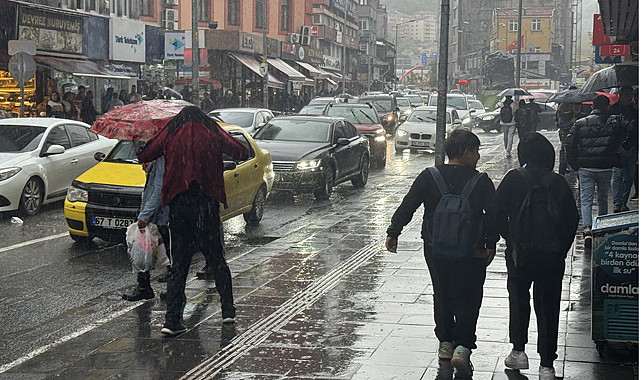 Zonguldak'ta vatandaş yağmura hazırlıksız yakalandı