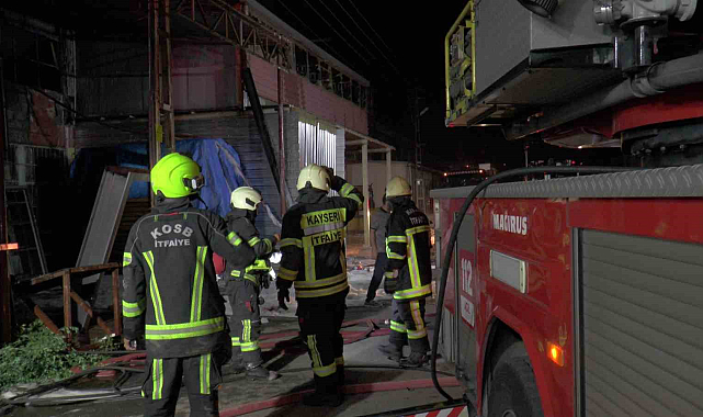 Yangın paniği: 3 iş yeri küle döndü